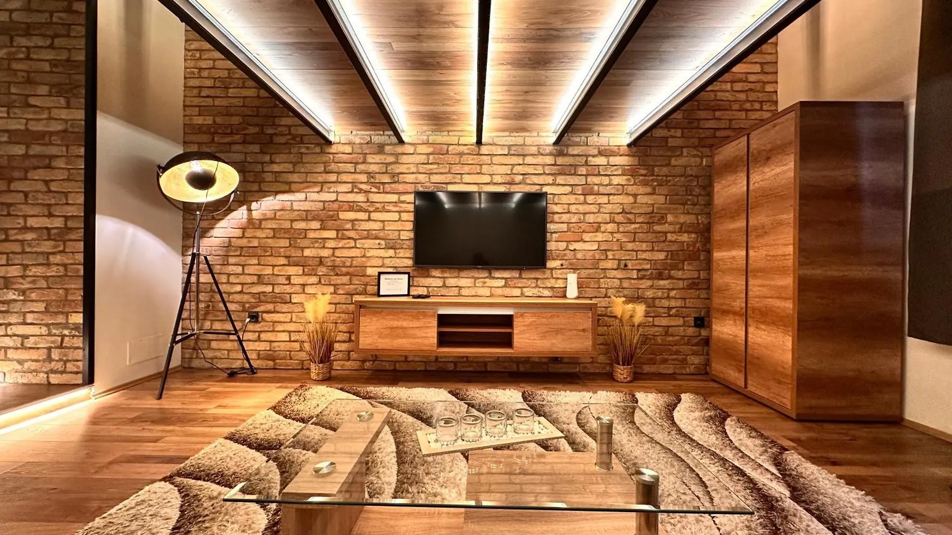 Home, Far Away From Home 2 Budapest Apartment